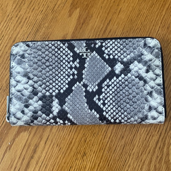 Tory Burch Authentic Snake Print Robinson
Embossed Zip Around Leather Wa… - Picture 2 of 6